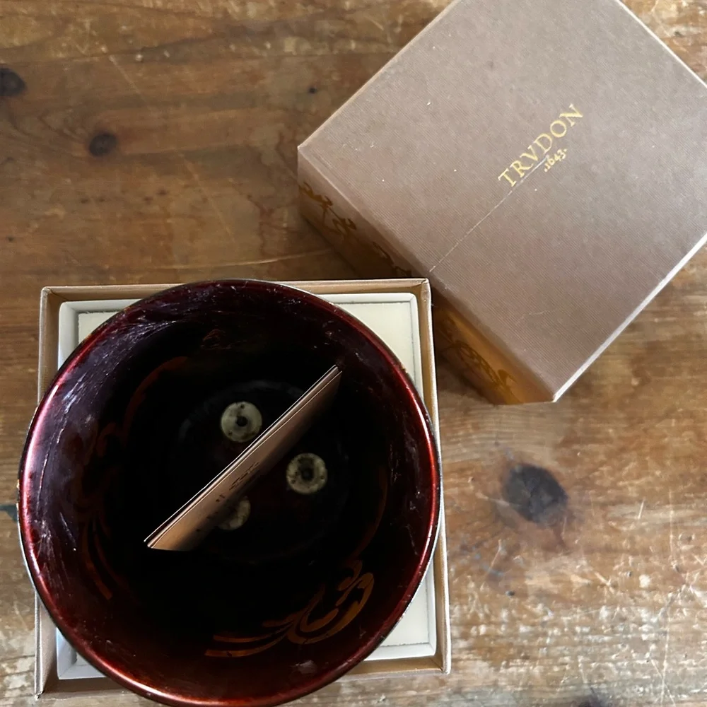 Trudon Empty LARGE intermezzo Bayonne candle vessel. Gold and red foil design. - Picture 8 of 11